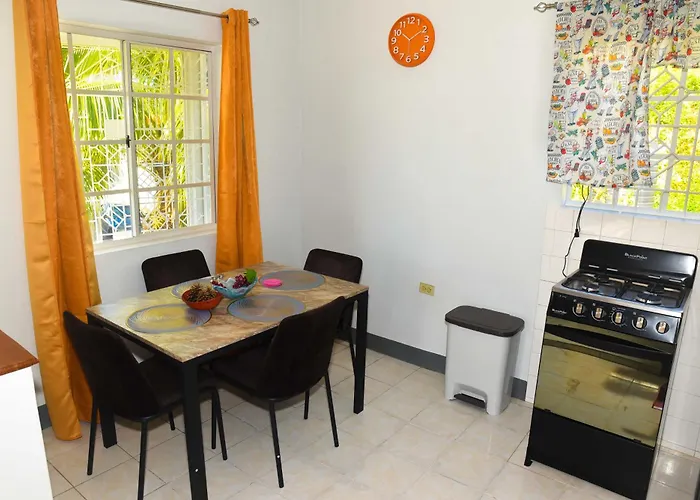 Comfy Seaview 2 Bedroom Apartment, Montego Bay, Ac, Apartment