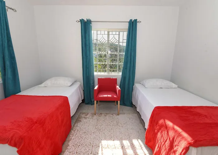 Comfy Seaview 2 Bedroom Apartment, Montego Bay, Ac, Montego Bay